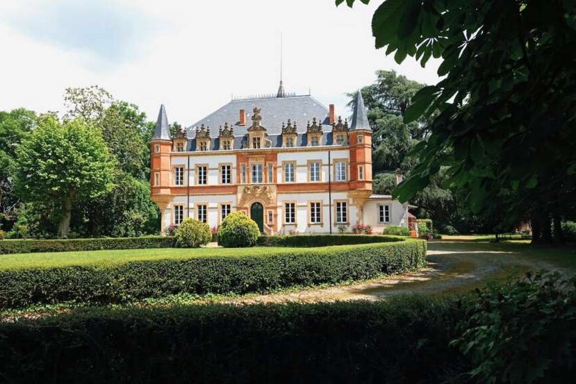 Nestling in 1.9 hectares of glorious land is this beautifully renovated 12