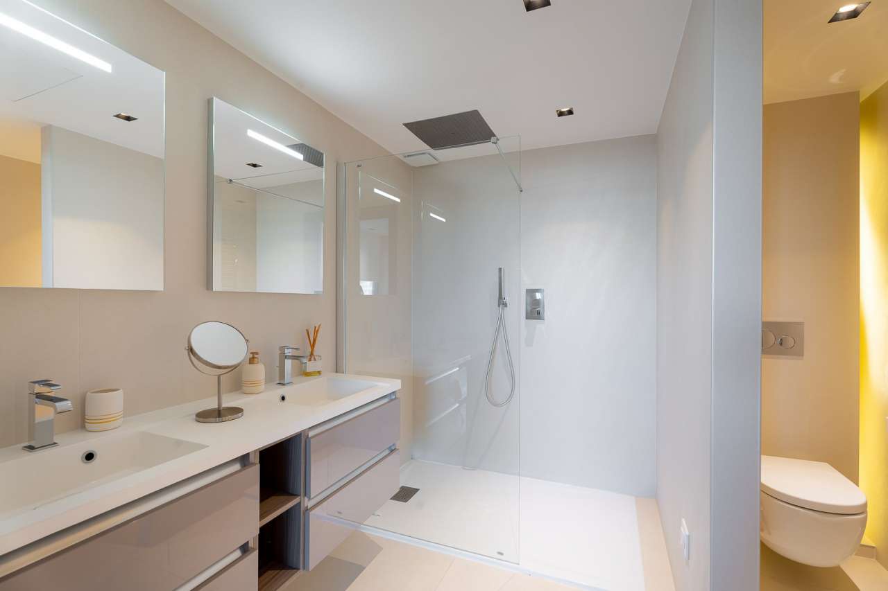 Immaculate 3 bedroom luxury apartment with garages, enjoying breathtaking s