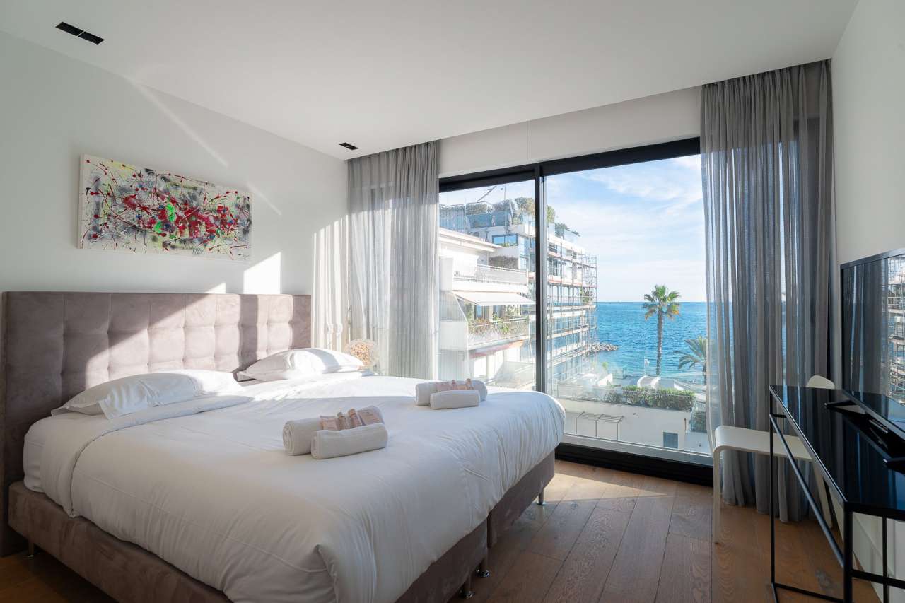 Immaculate 3 bedroom luxury apartment with garages, enjoying breathtaking s