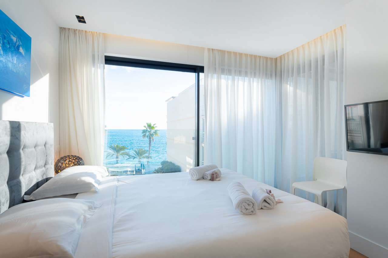 Immaculate 3 bedroom luxury apartment with garages, enjoying breathtaking s