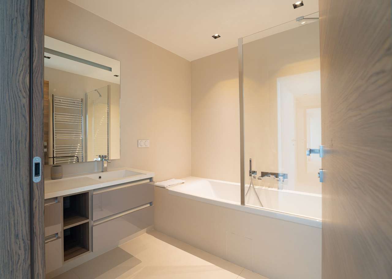 Immaculate 3 bedroom luxury apartment with garages, enjoying breathtaking s