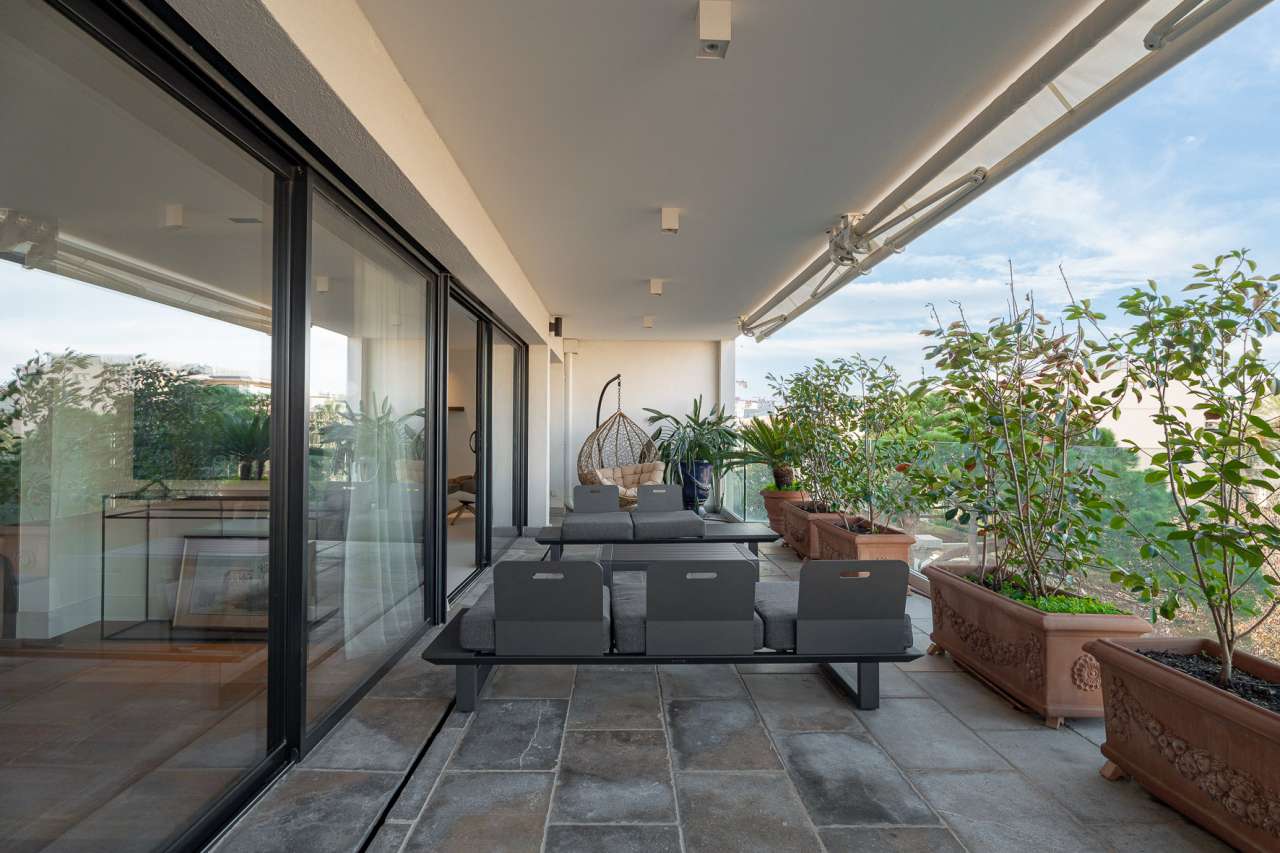 Immaculate 3 bedroom luxury apartment with garages, enjoying breathtaking s