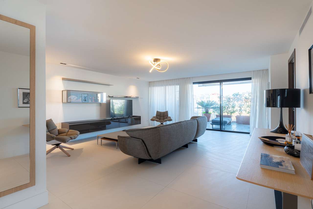 Immaculate 3 bedroom luxury apartment with garages, enjoying breathtaking s