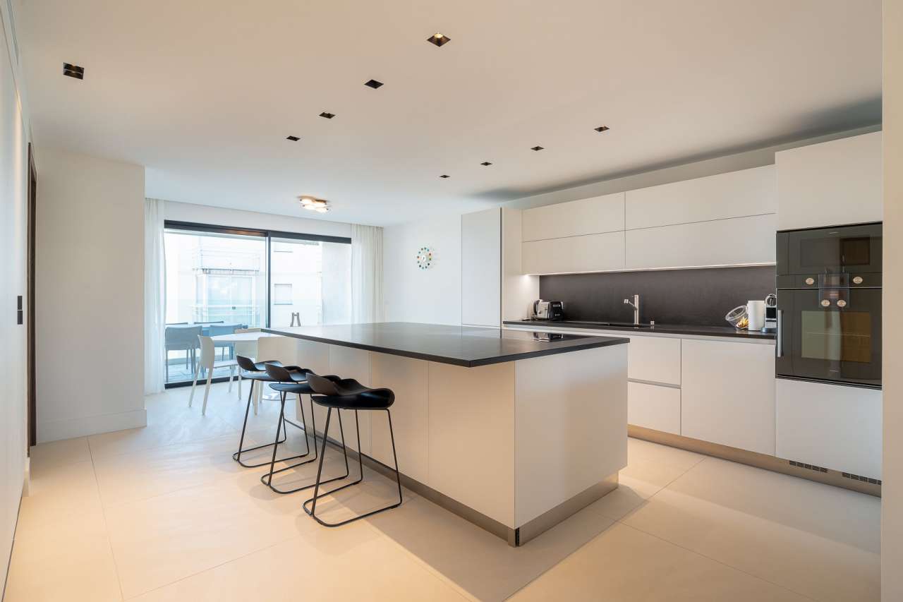 Immaculate 3 bedroom luxury apartment with garages, enjoying breathtaking s