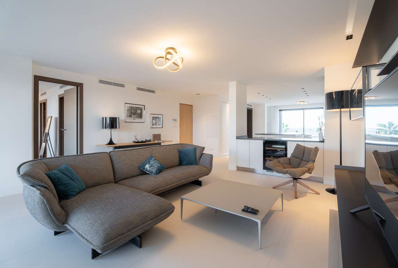 Immaculate 3 bedroom luxury apartment with garages, enjoying breathtaking s