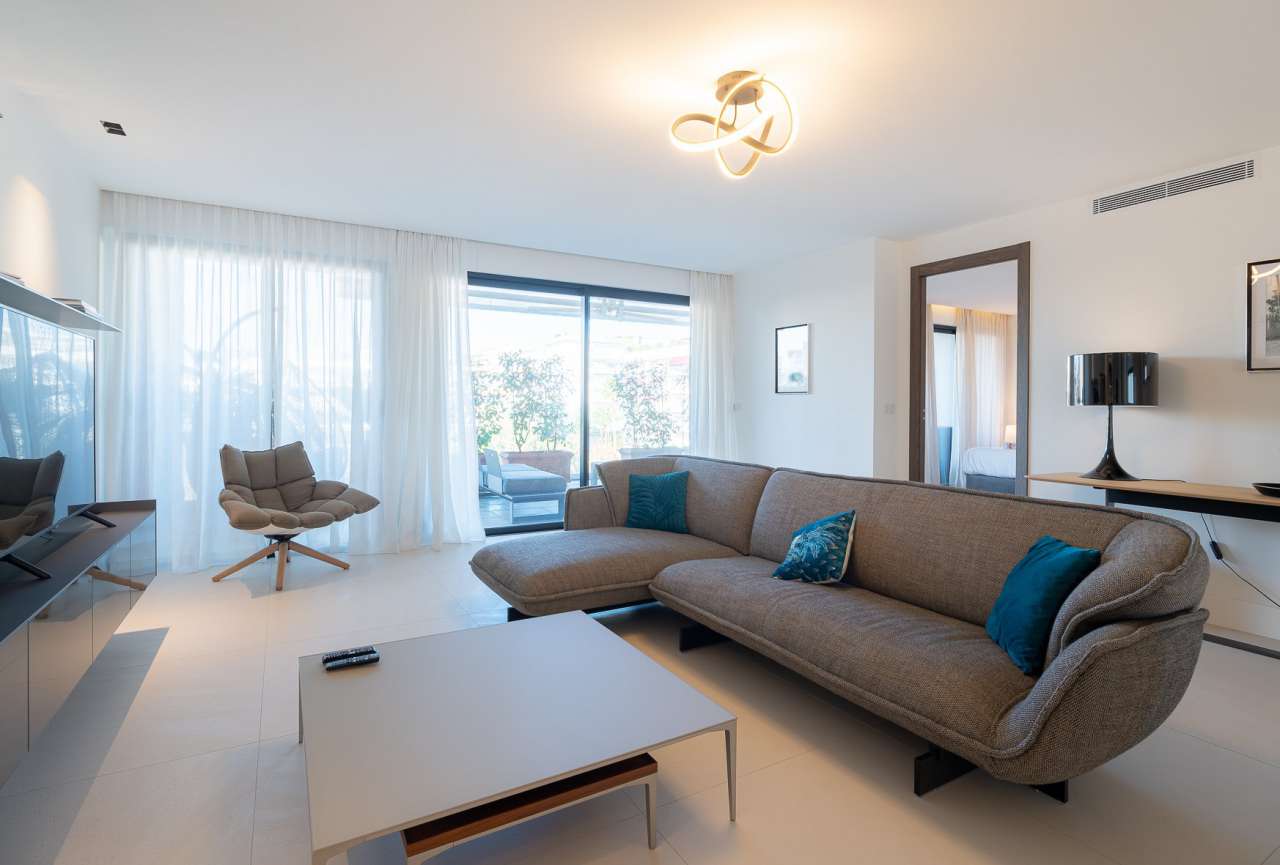 Immaculate 3 bedroom luxury apartment with garages, enjoying breathtaking s