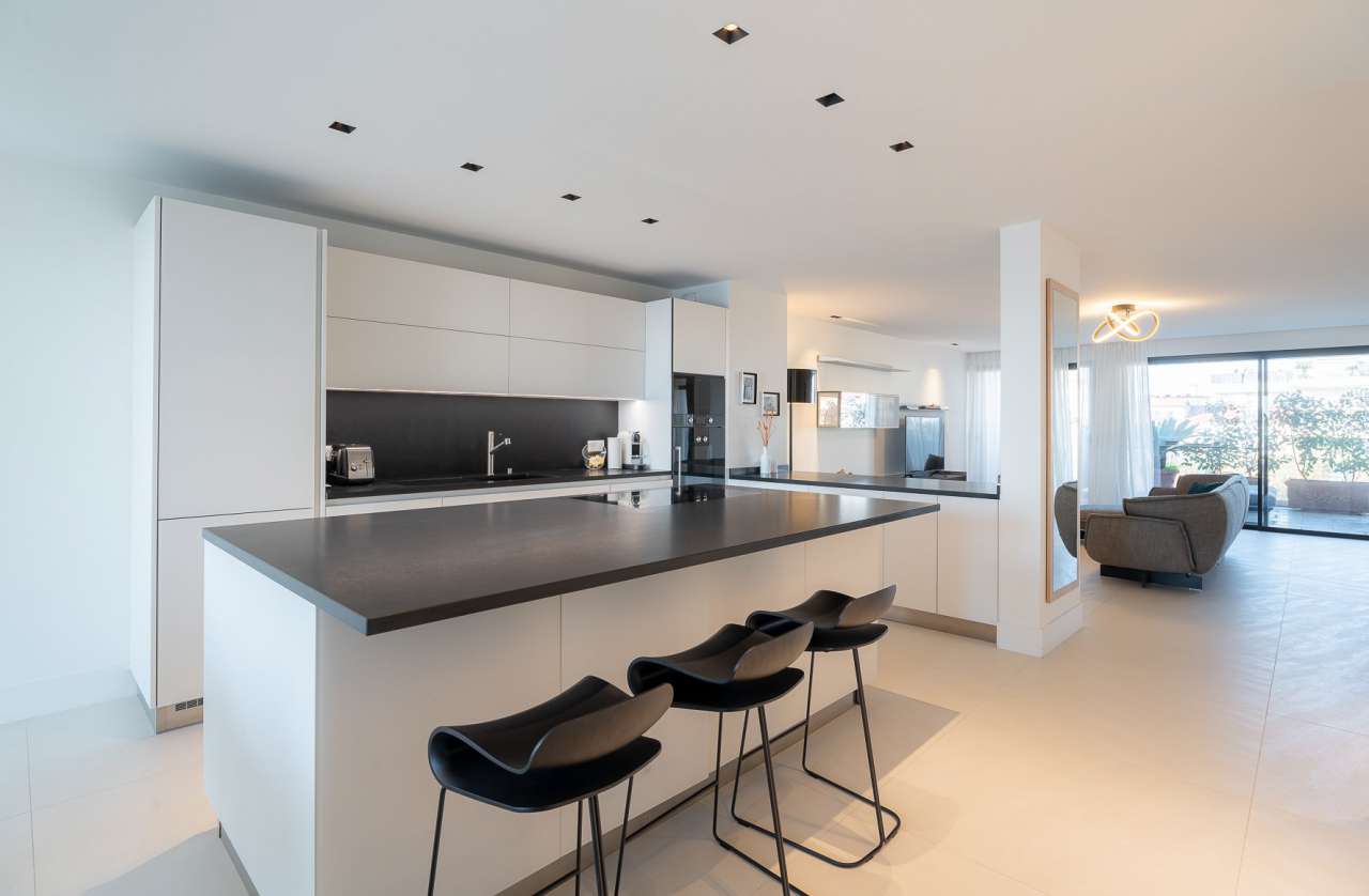 Immaculate 3 bedroom luxury apartment with garages, enjoying breathtaking s