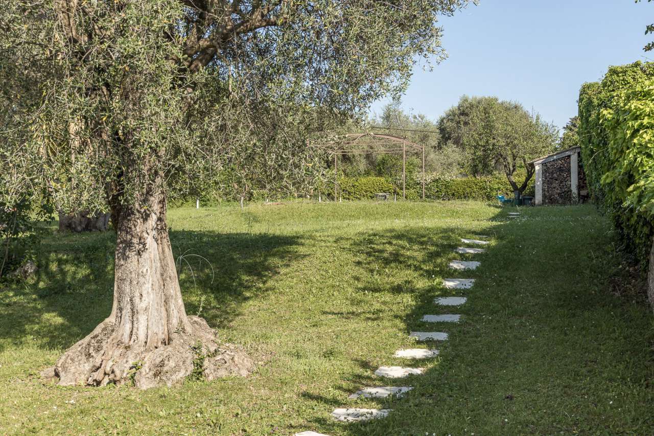 Full of character and charm and beautifully presented, this superb 5 bedroo