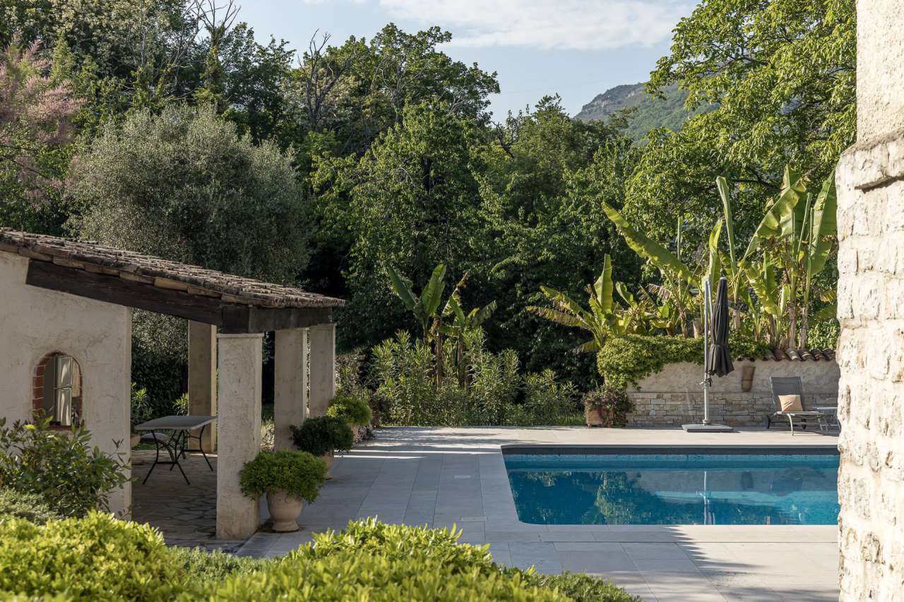 Full of character and charm and beautifully presented, this superb 5 bedroo