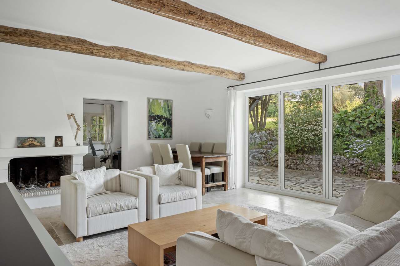 Full of character and charm and beautifully presented, this superb 5 bedroo