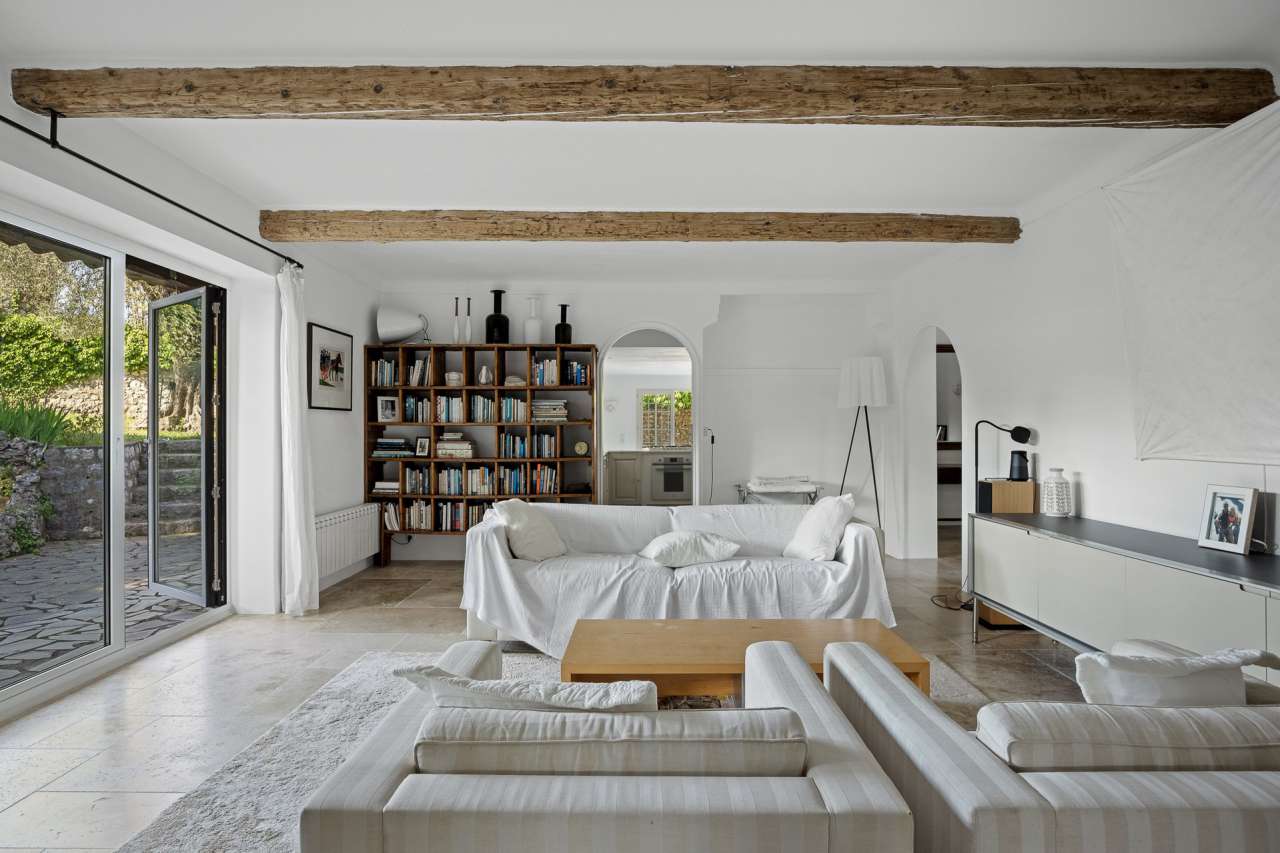 Full of character and charm and beautifully presented, this superb 5 bedroo