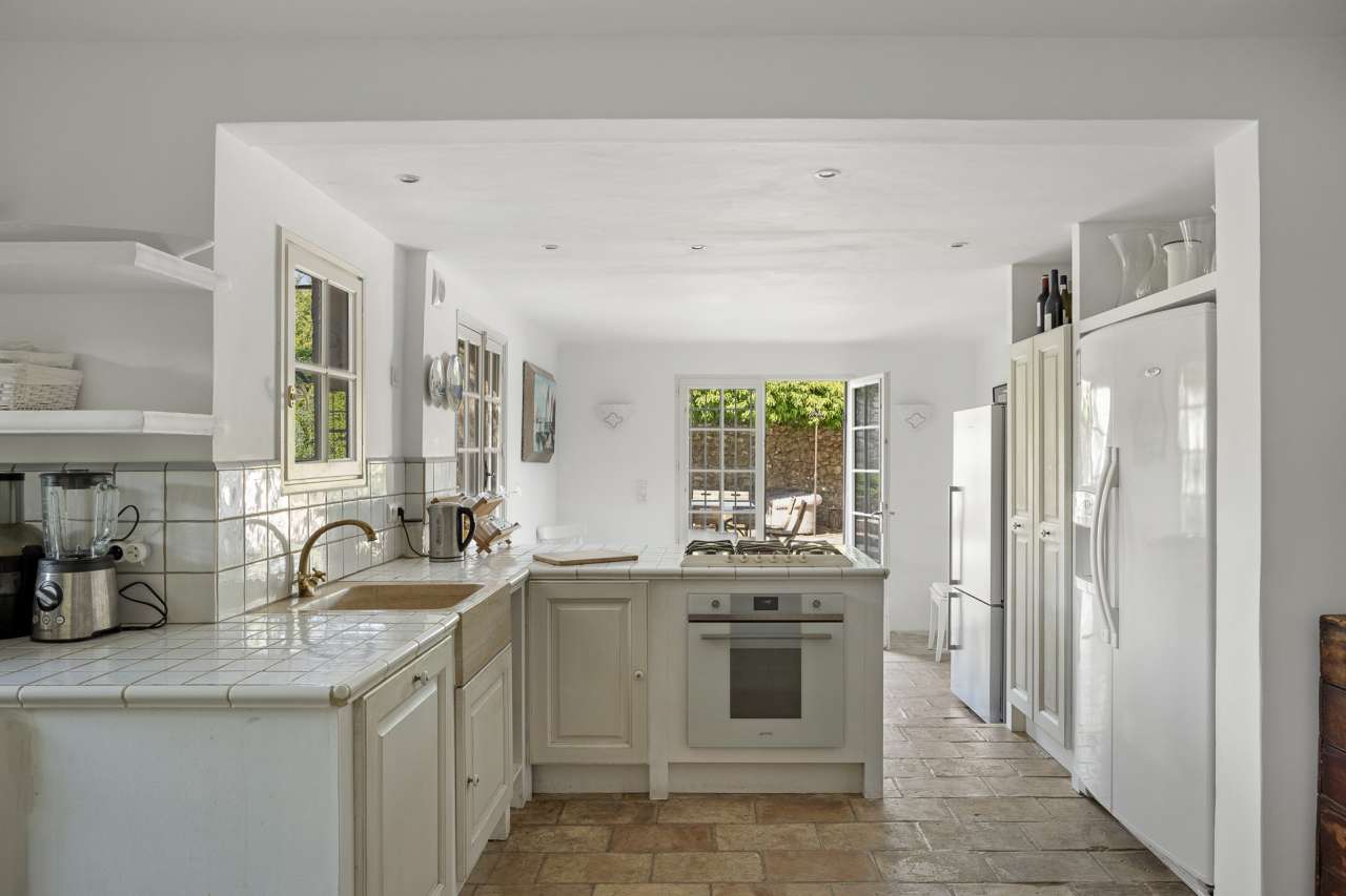 Full of character and charm and beautifully presented, this superb 5 bedroo