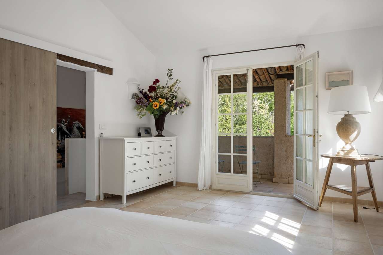 Full of character and charm and beautifully presented, this superb 5 bedroo