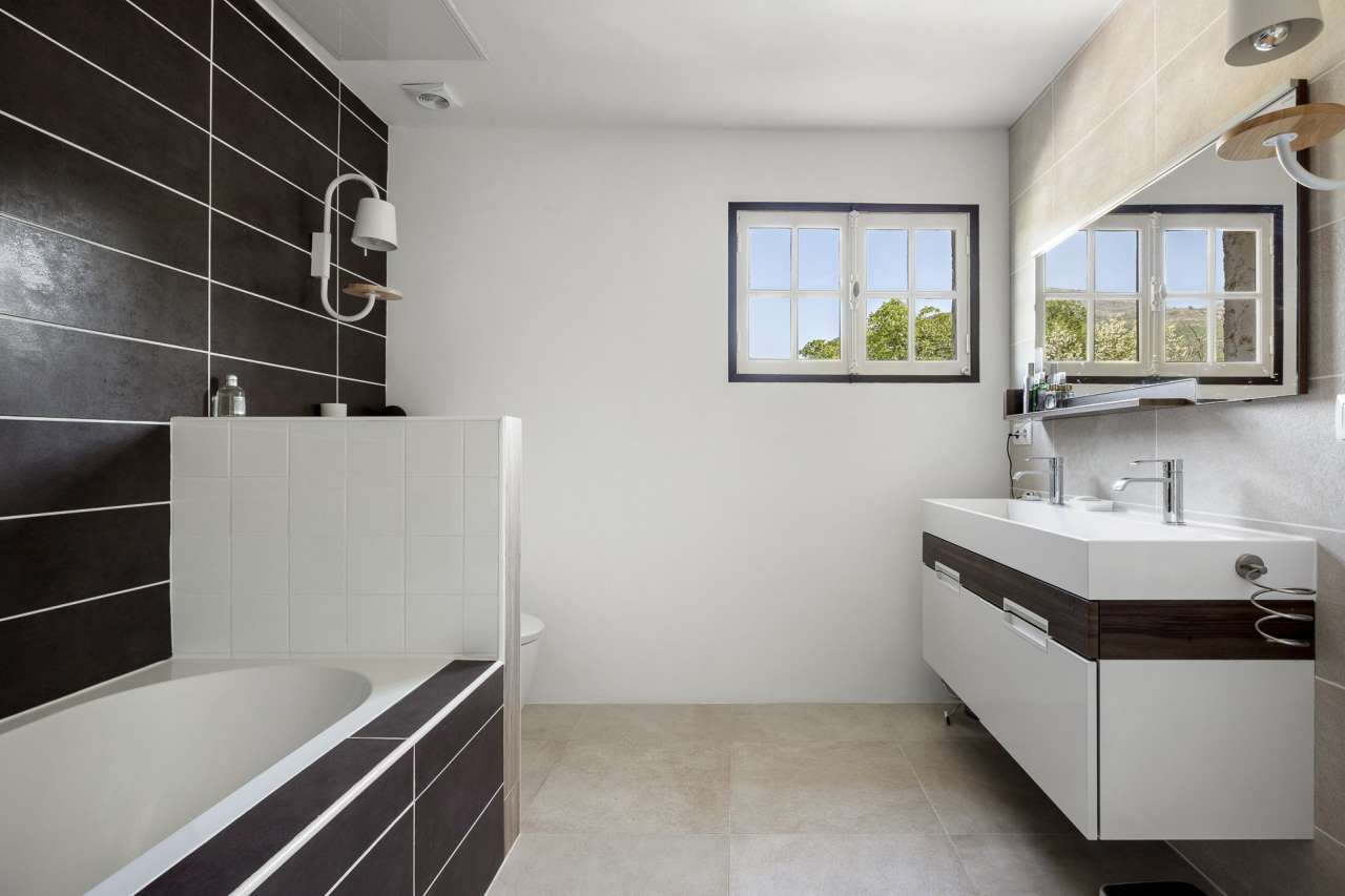 Full of character and charm and beautifully presented, this superb 5 bedroo