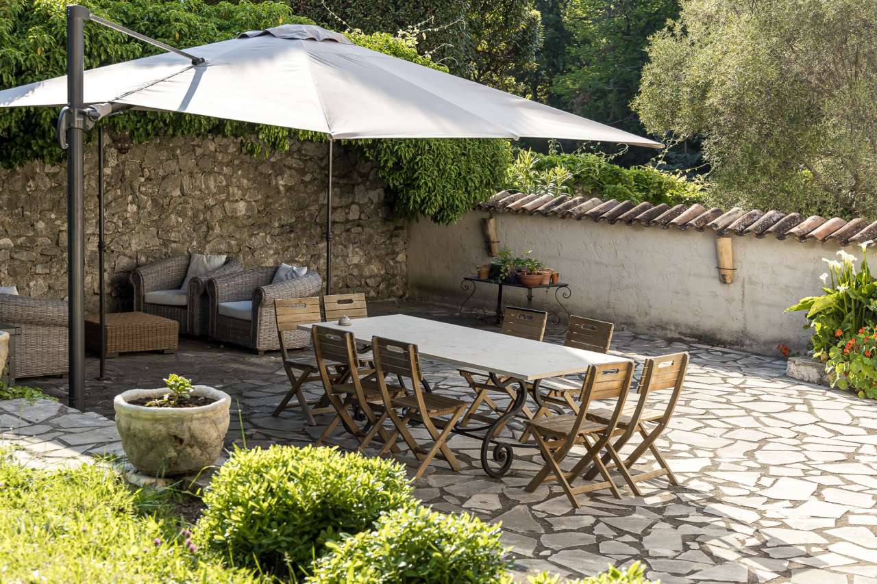 Full of character and charm and beautifully presented, this superb 5 bedroo