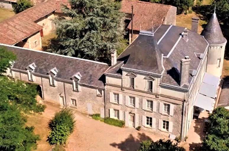 Wonderful opportunity to acquire a fabulous, recently restored 7 bedroom Fr