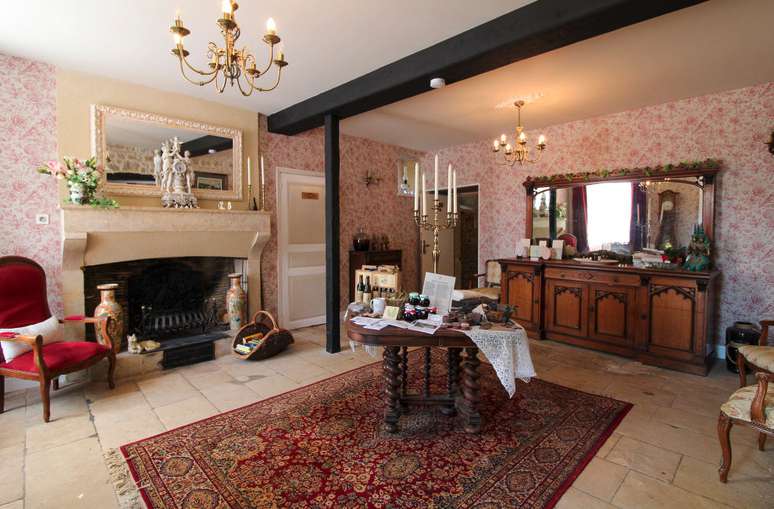 Wonderful opportunity to acquire a fabulous, recently restored 7 bedroom Fr