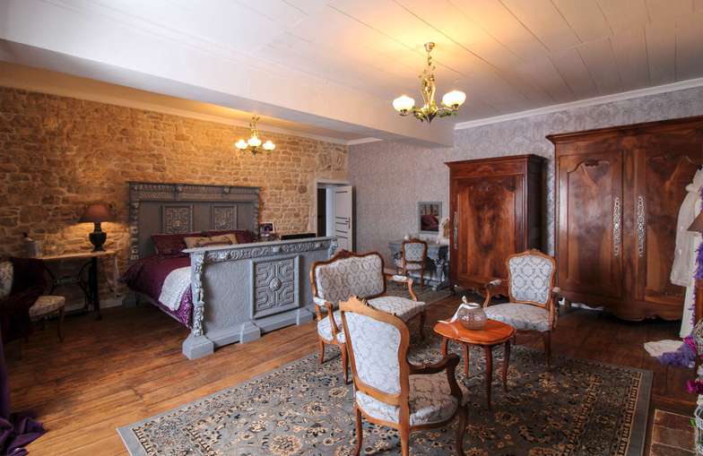 Wonderful opportunity to acquire a fabulous, recently restored 7 bedroom Fr