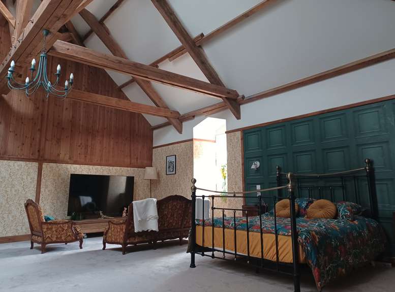 Wonderful opportunity to acquire a fabulous, recently restored 7 bedroom Fr