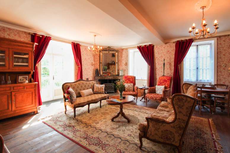 Wonderful opportunity to acquire a fabulous, recently restored 7 bedroom Fr