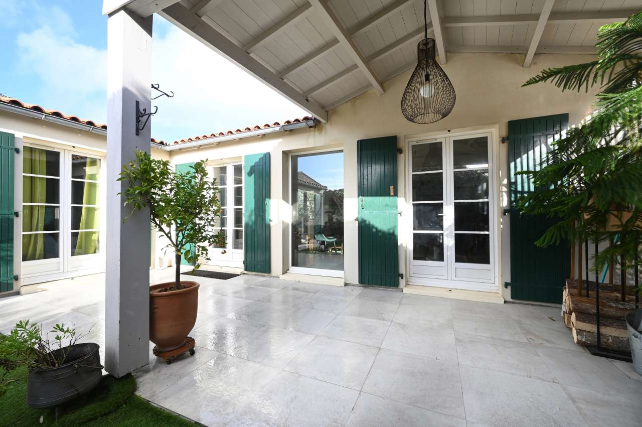 Very well presented 5 bedroom house with garden, ideally located near the b