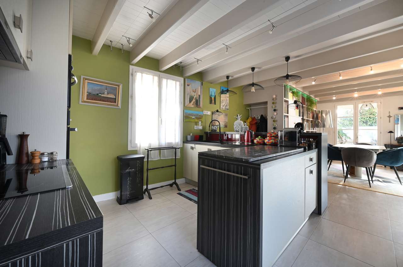 Very well presented 5 bedroom house with garden, ideally located near the b