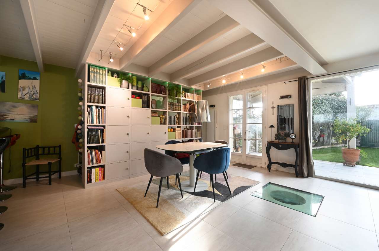 Very well presented 5 bedroom house with garden, ideally located near the b