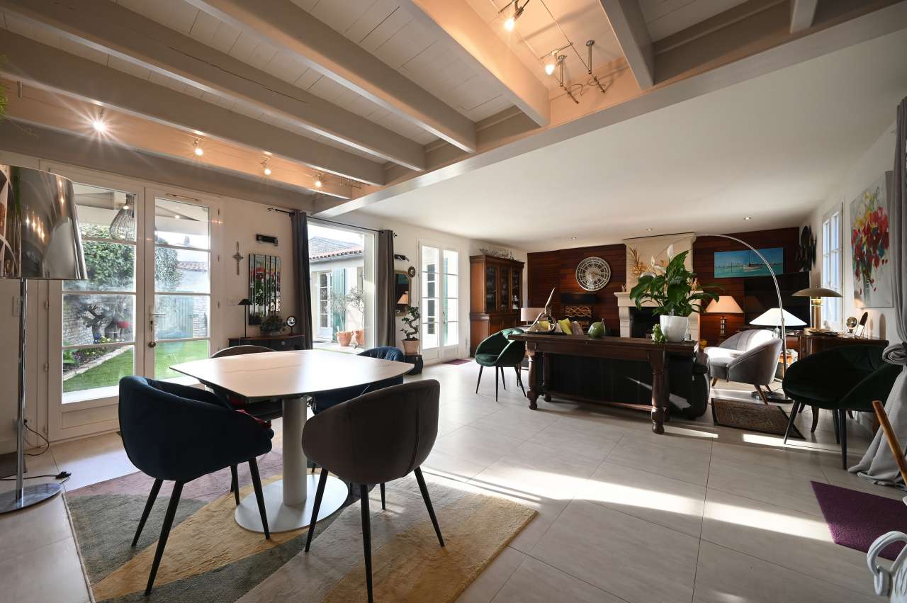 Very well presented 5 bedroom house with garden, ideally located near the b