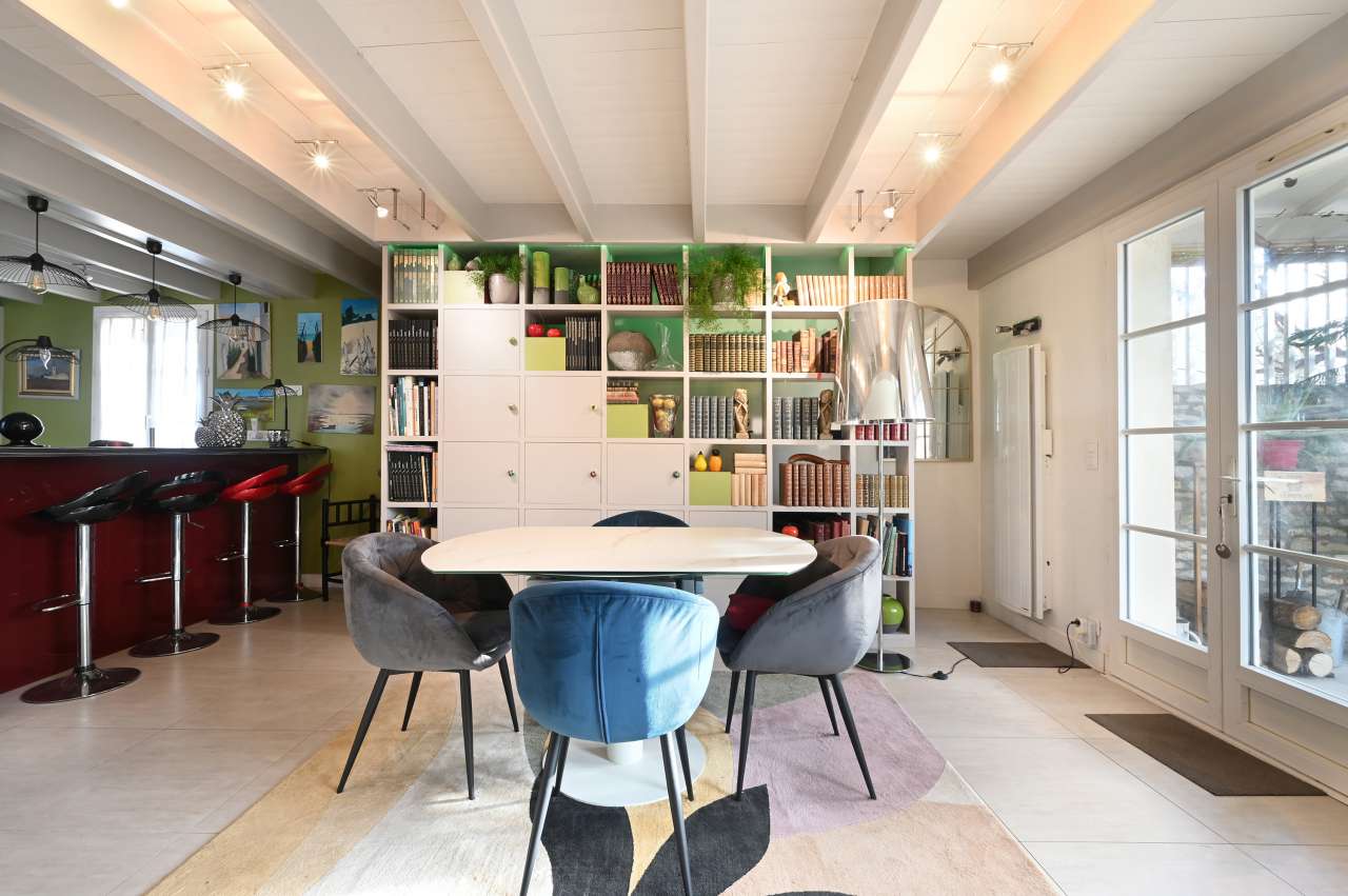 Very well presented 5 bedroom house with garden, ideally located near the b