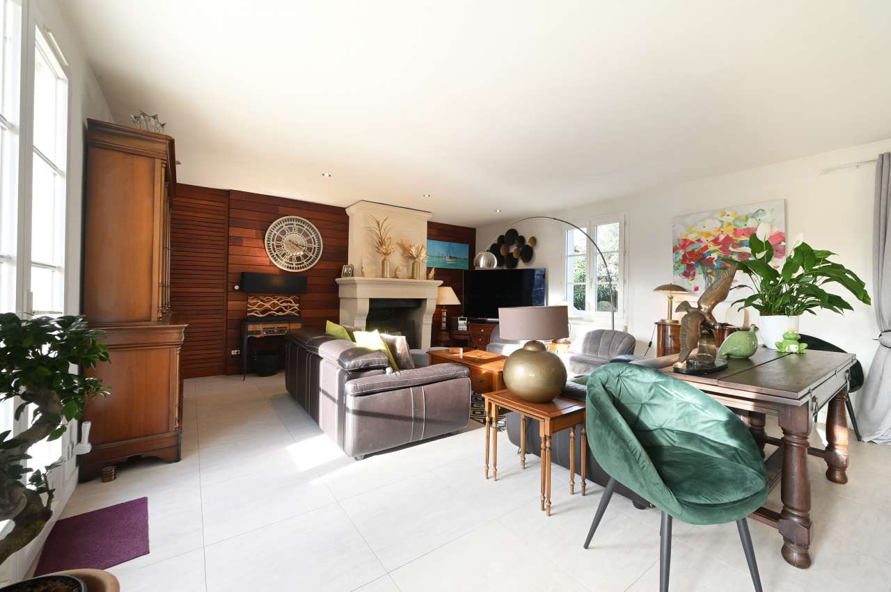 Very well presented 5 bedroom house with garden, ideally located near the b