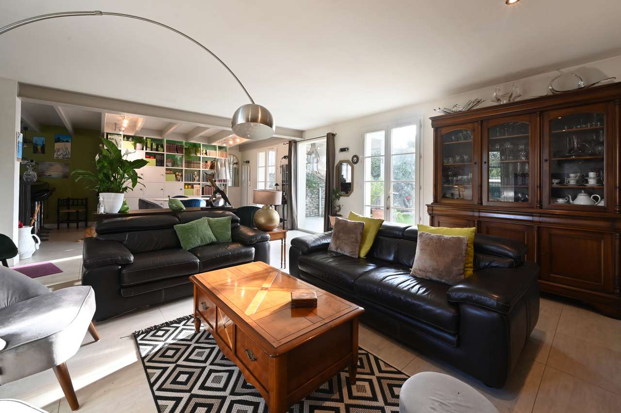 Very well presented 5 bedroom house with garden, ideally located near the b