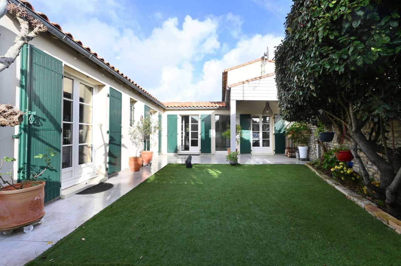 Very well presented 5 bedroom house with garden, ideally located near the b