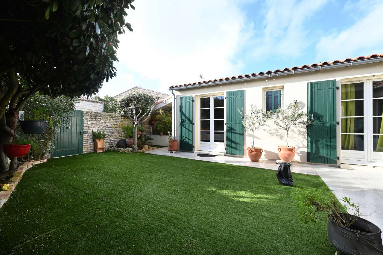 Very well presented 5 bedroom house with garden, ideally located near the b