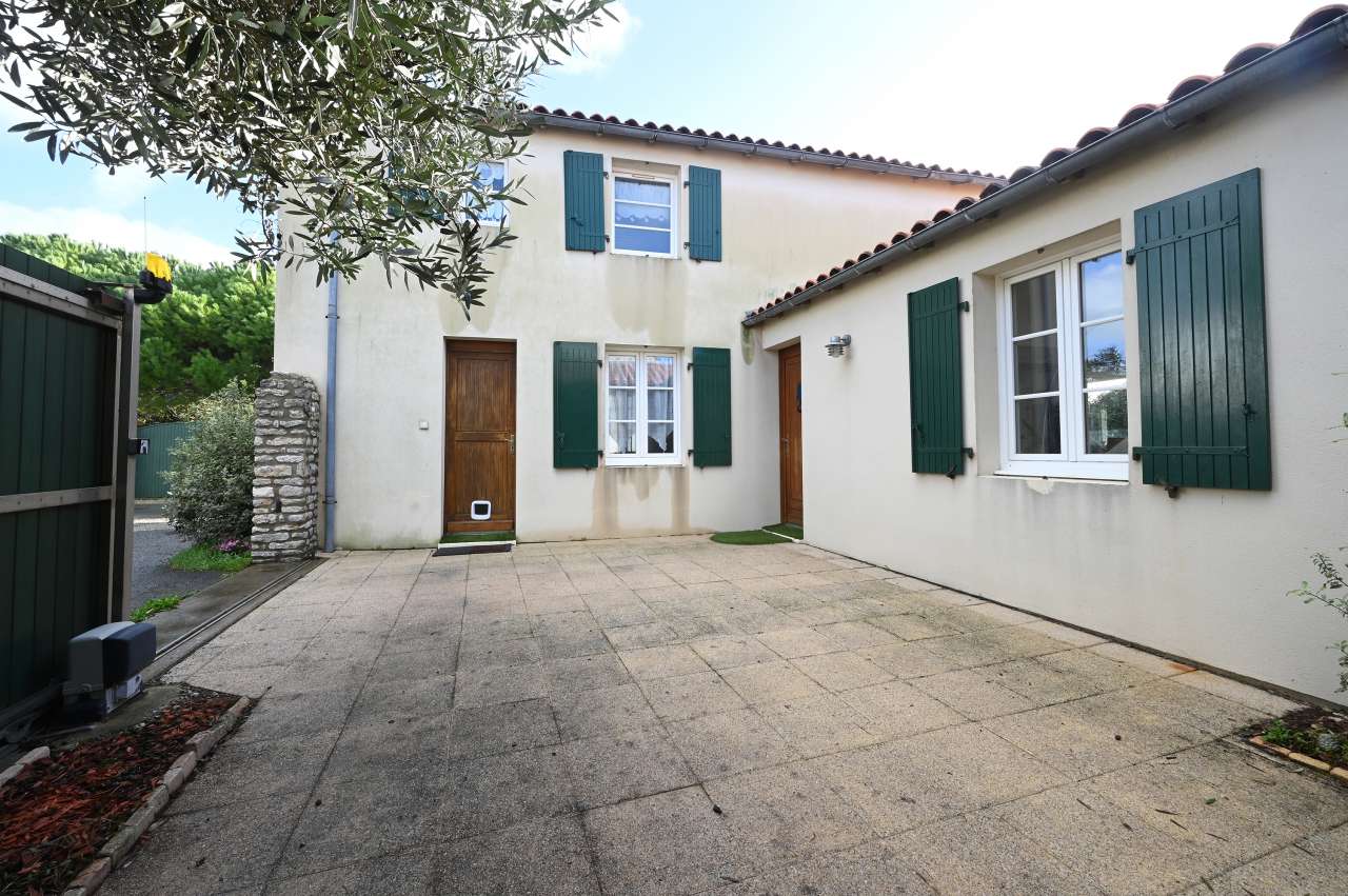 Very well presented 5 bedroom house with garden, ideally located near the b