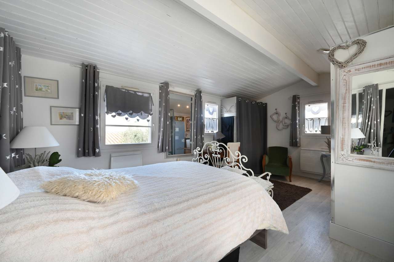 Very well presented 5 bedroom house with garden, ideally located near the b