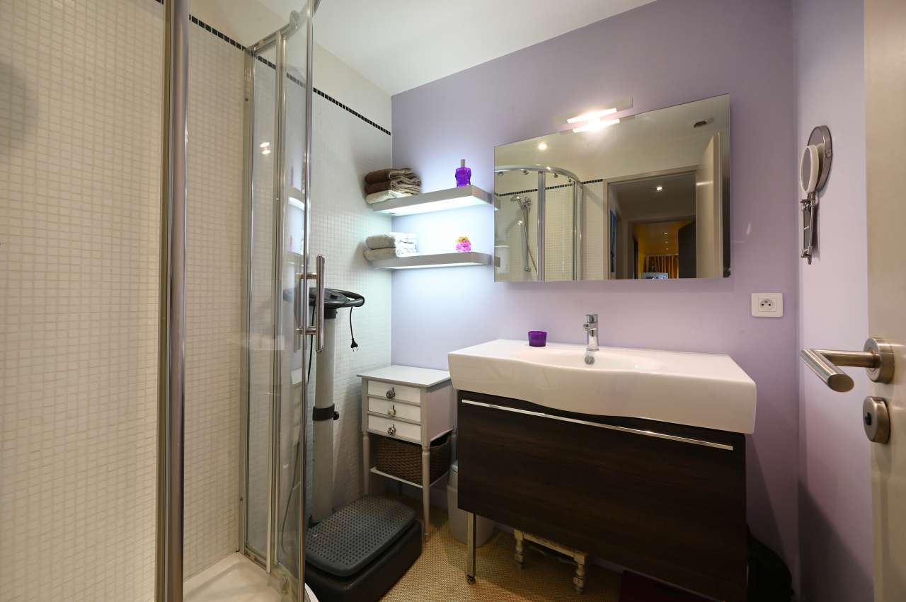 Very well presented 5 bedroom house with garden, ideally located near the b