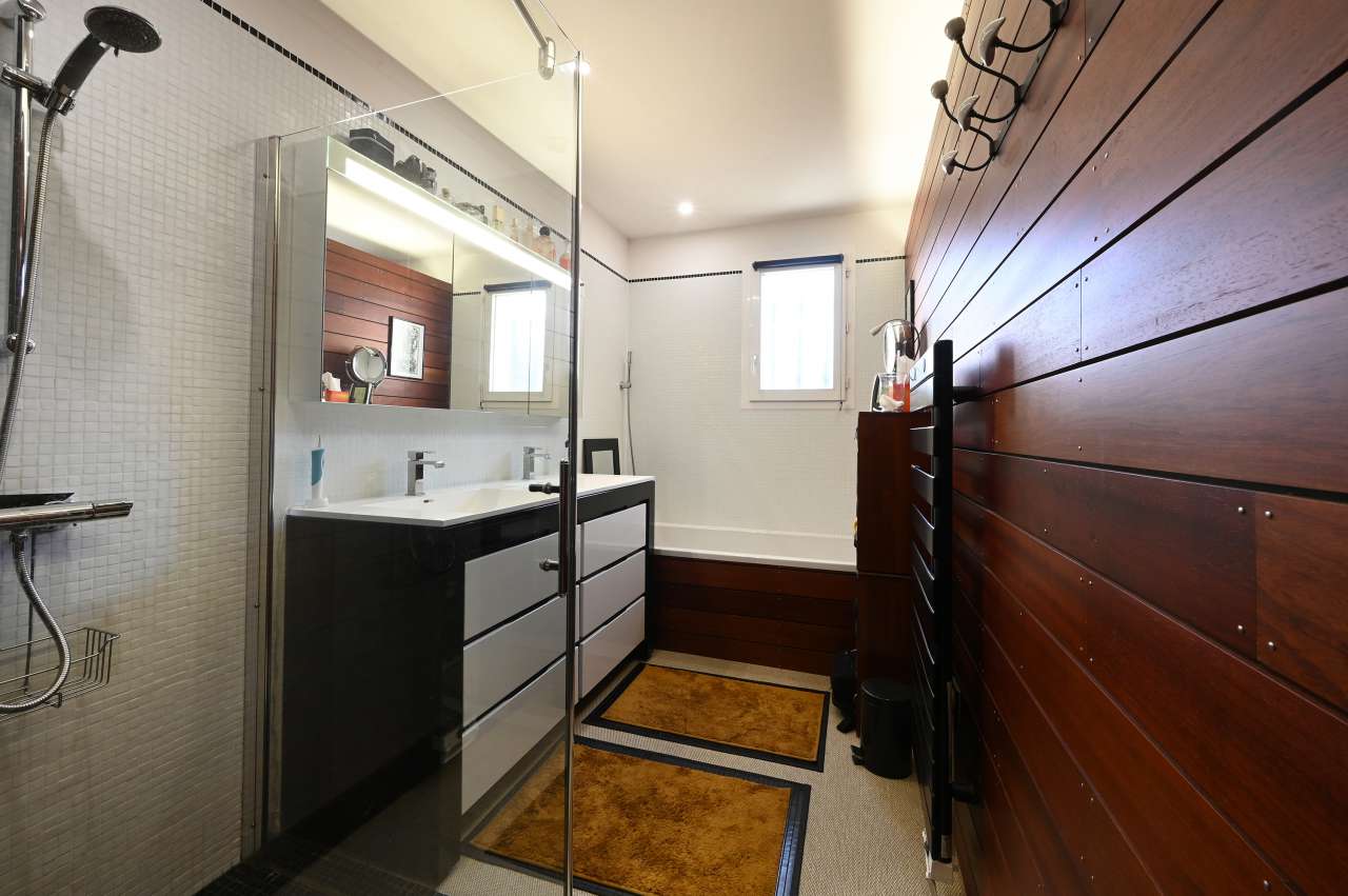 Very well presented 5 bedroom house with garden, ideally located near the b