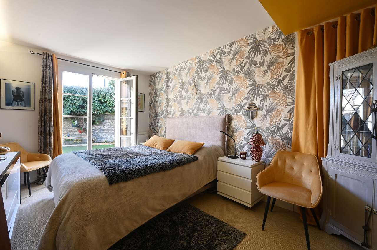 Very well presented 5 bedroom house with garden, ideally located near the b