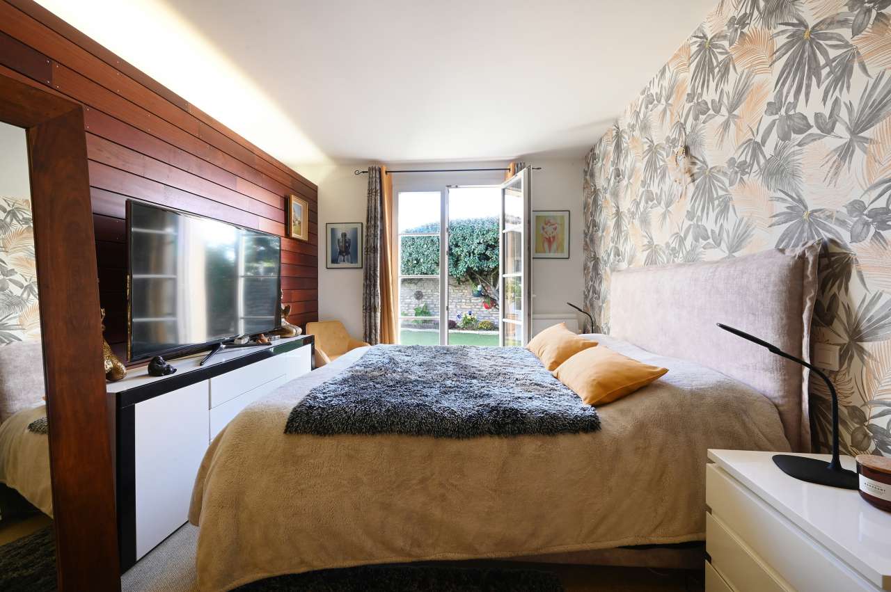 Very well presented 5 bedroom house with garden, ideally located near the b