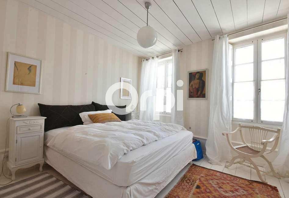 Exceptional 4 bedroom luxury house with pool and courtyard, ideally located