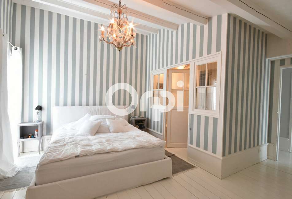 Exceptional 4 bedroom luxury house with pool and courtyard, ideally located