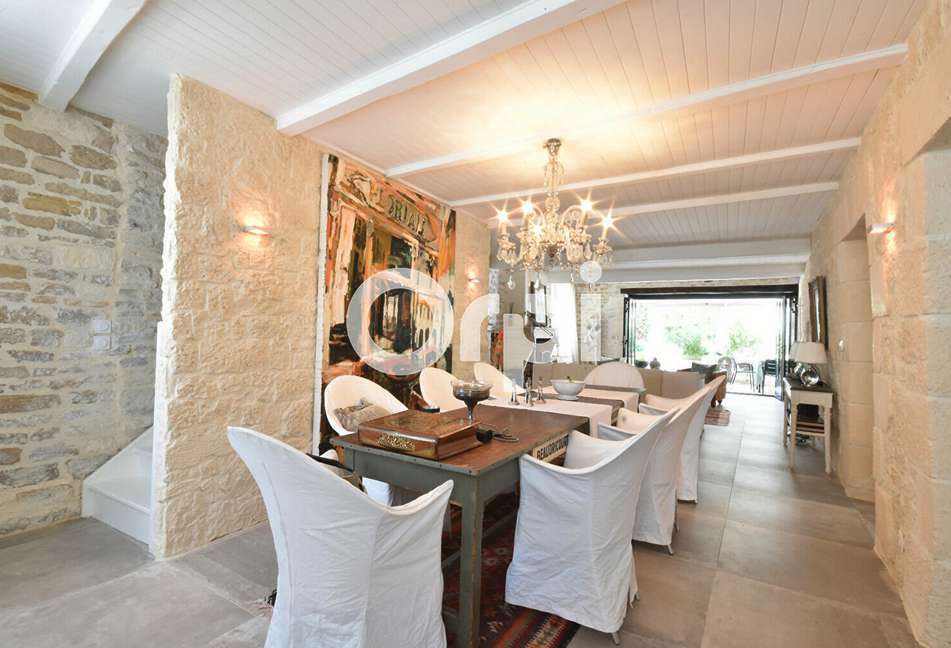 Exceptional 4 bedroom luxury house with pool and courtyard, ideally located