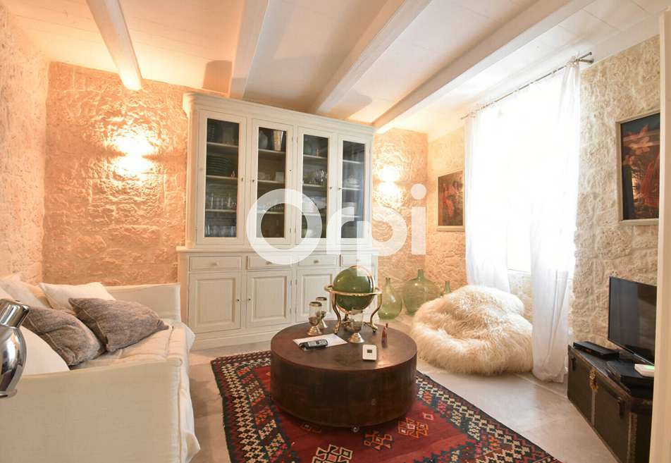 Exceptional 4 bedroom luxury house with pool and courtyard, ideally located