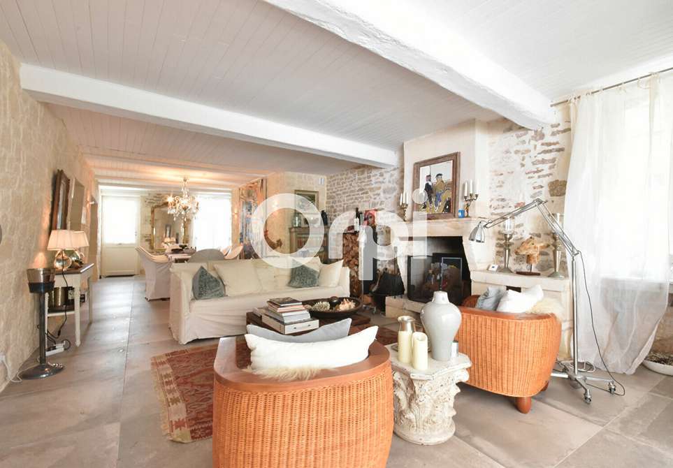 Exceptional 4 bedroom luxury house with pool and courtyard, ideally located