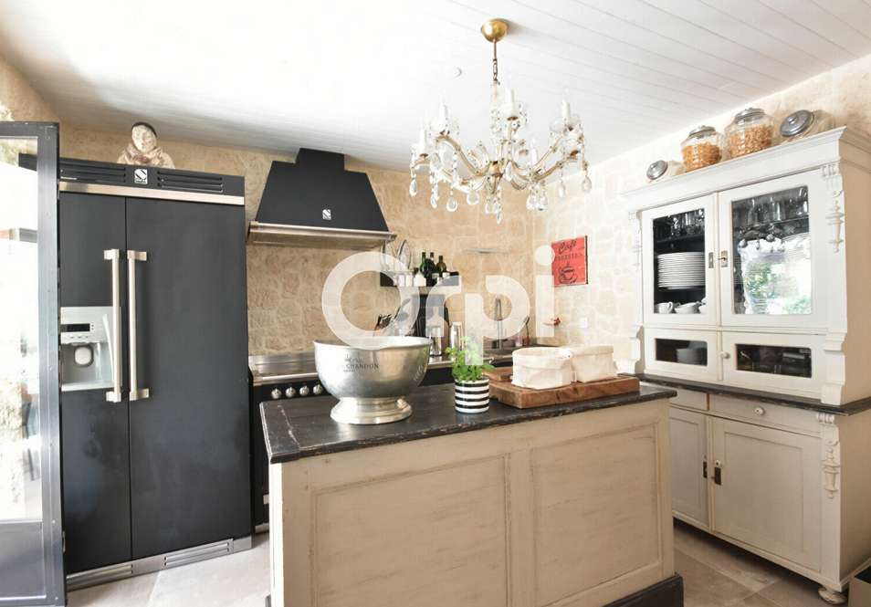 Exceptional 4 bedroom luxury house with pool and courtyard, ideally located