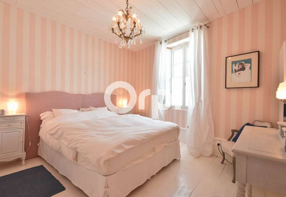 Exceptional 4 bedroom luxury house with pool and courtyard, ideally located