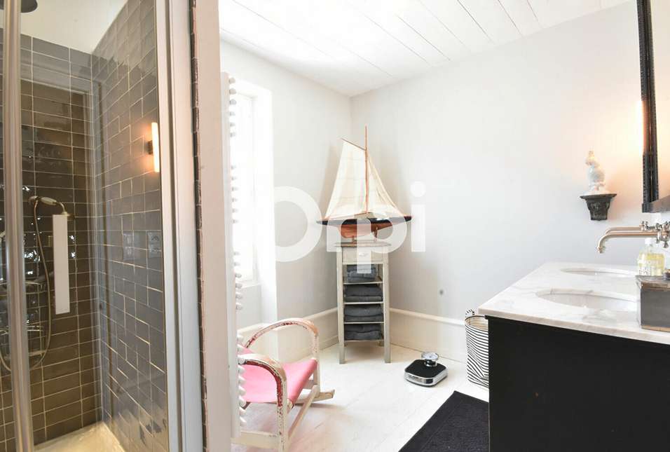 Exceptional 4 bedroom luxury house with pool and courtyard, ideally located