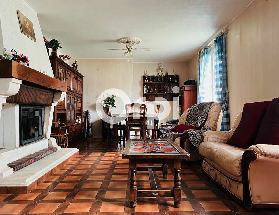 Set in beautiful lush gardens is this charming 3 bedroom single storey hous