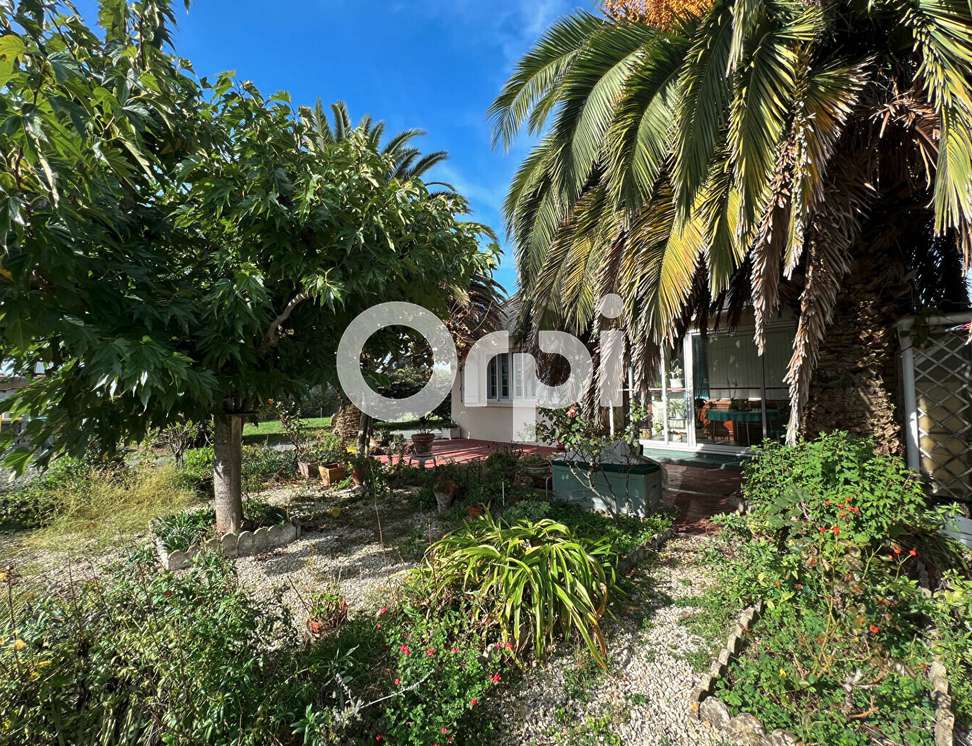 Set in beautiful lush gardens is this charming 3 bedroom single storey hous