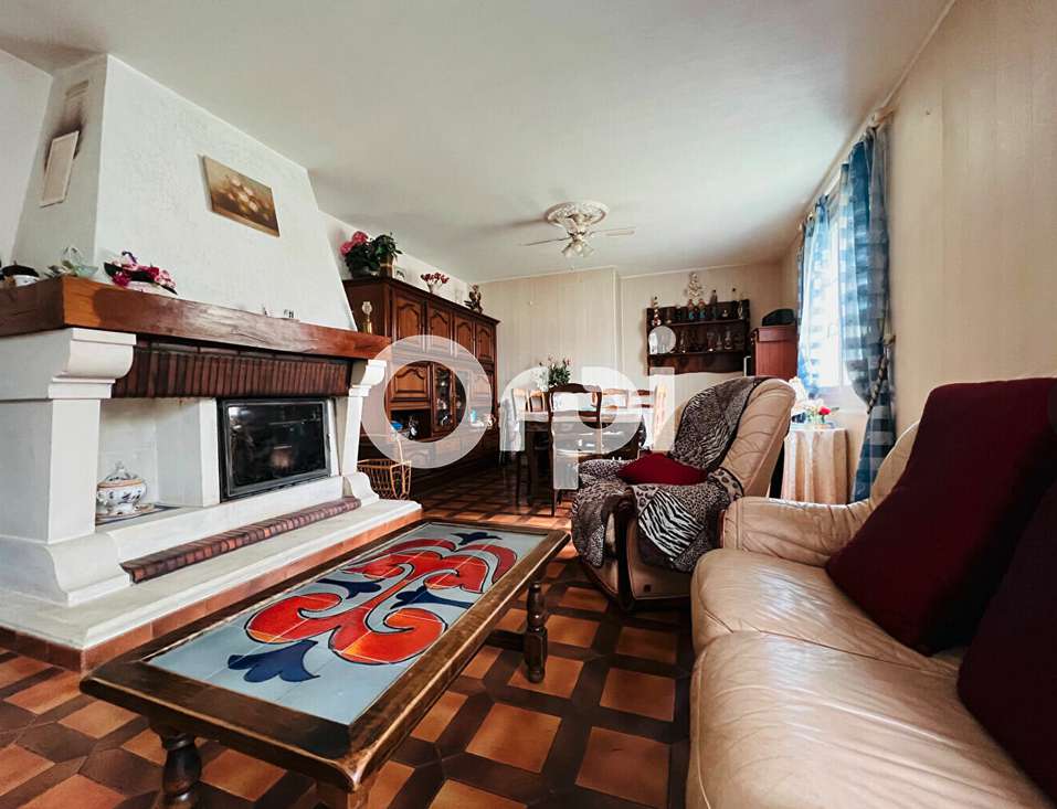 Set in beautiful lush gardens is this charming 3 bedroom single storey hous